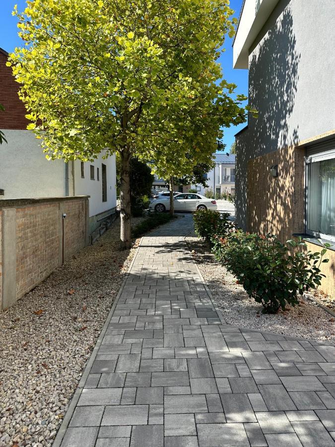 Linden Apartman 002 - Adults Only Mosonmagyaróvár Екстериор снимка
