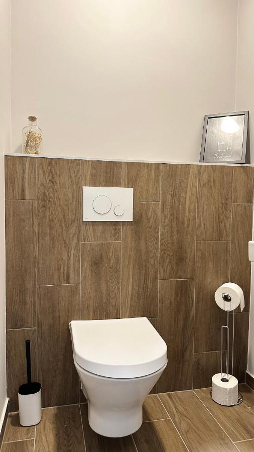 Linden Apartman 002 - Adults Only Mosonmagyaróvár Екстериор снимка