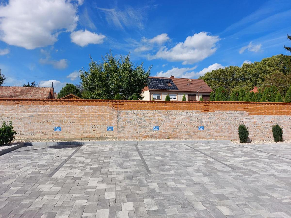 Linden Apartman 002 - Adults Only Mosonmagyaróvár Екстериор снимка