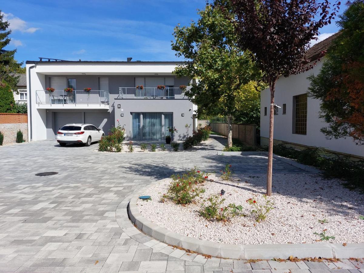 Linden Apartman 002 - Adults Only Mosonmagyaróvár Екстериор снимка